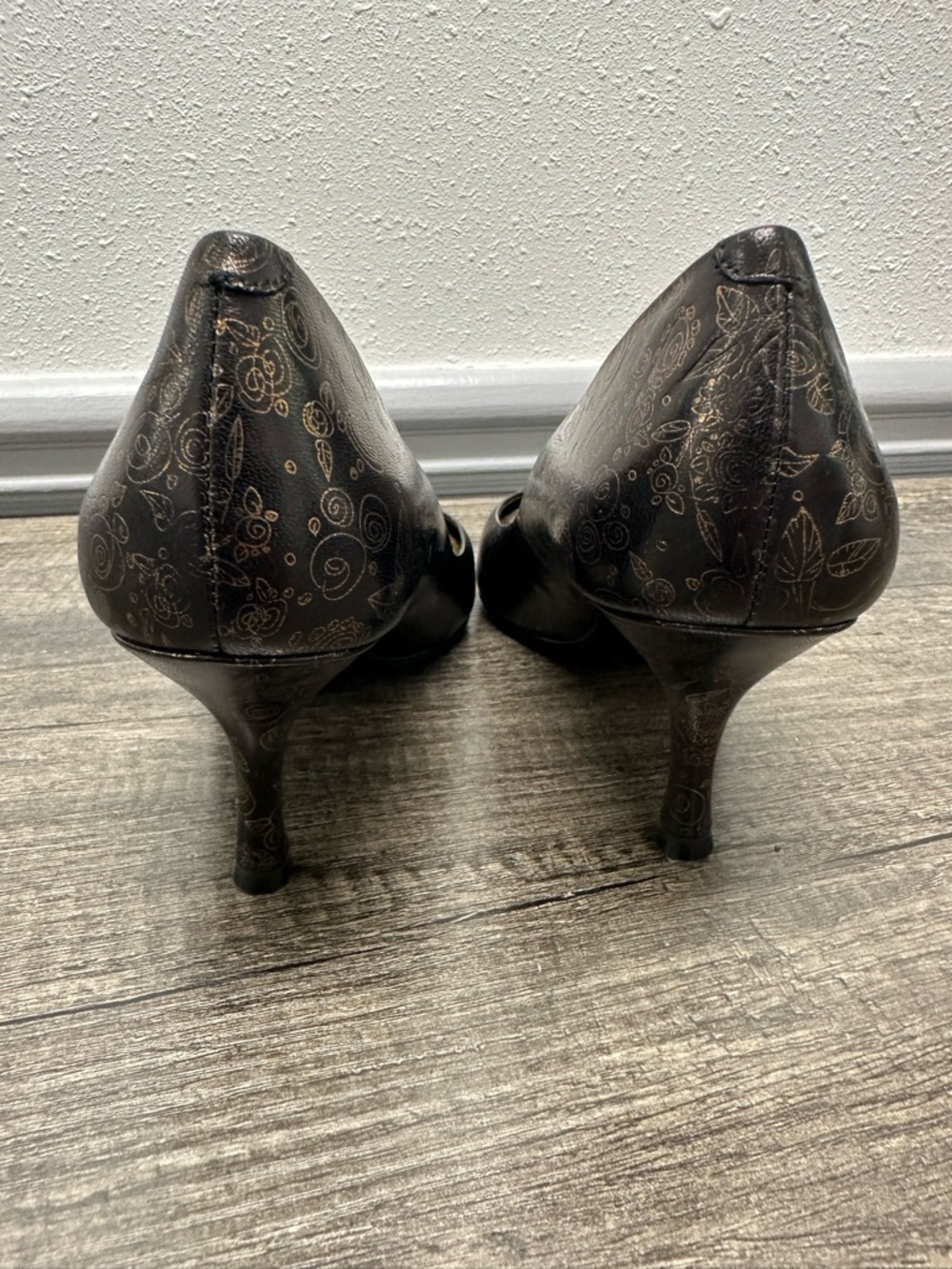 Nine West Black Leather Pumps with Gold Floral Accents NWB - Picture 5 of 13